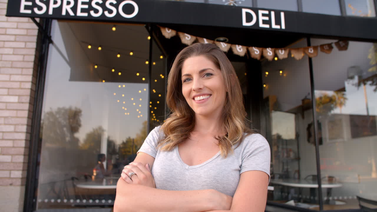 여성 소유자는 커피 밖의 초점 평면으로 걸어갑니다.