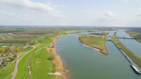 Vista-Aérea-Del-Río-Lek-Y-El-Campo,-Países-Bajos