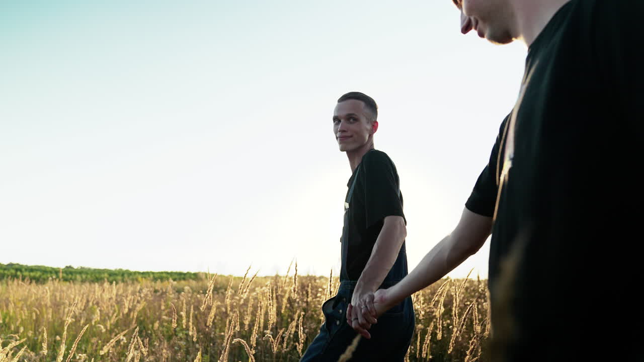 손을 잡은 남자들