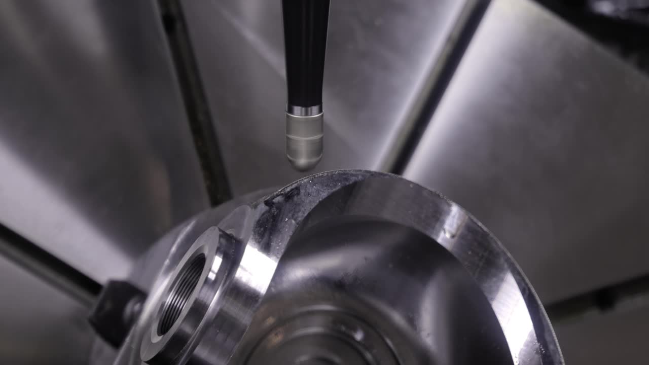 металлообработка счётная фрезерная машина. резка металла современная технология обработки.