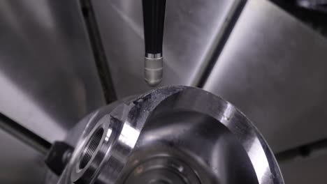 máquina de fresado cnc para metalurgia. corte de metal tecnología de procesamiento moderna.