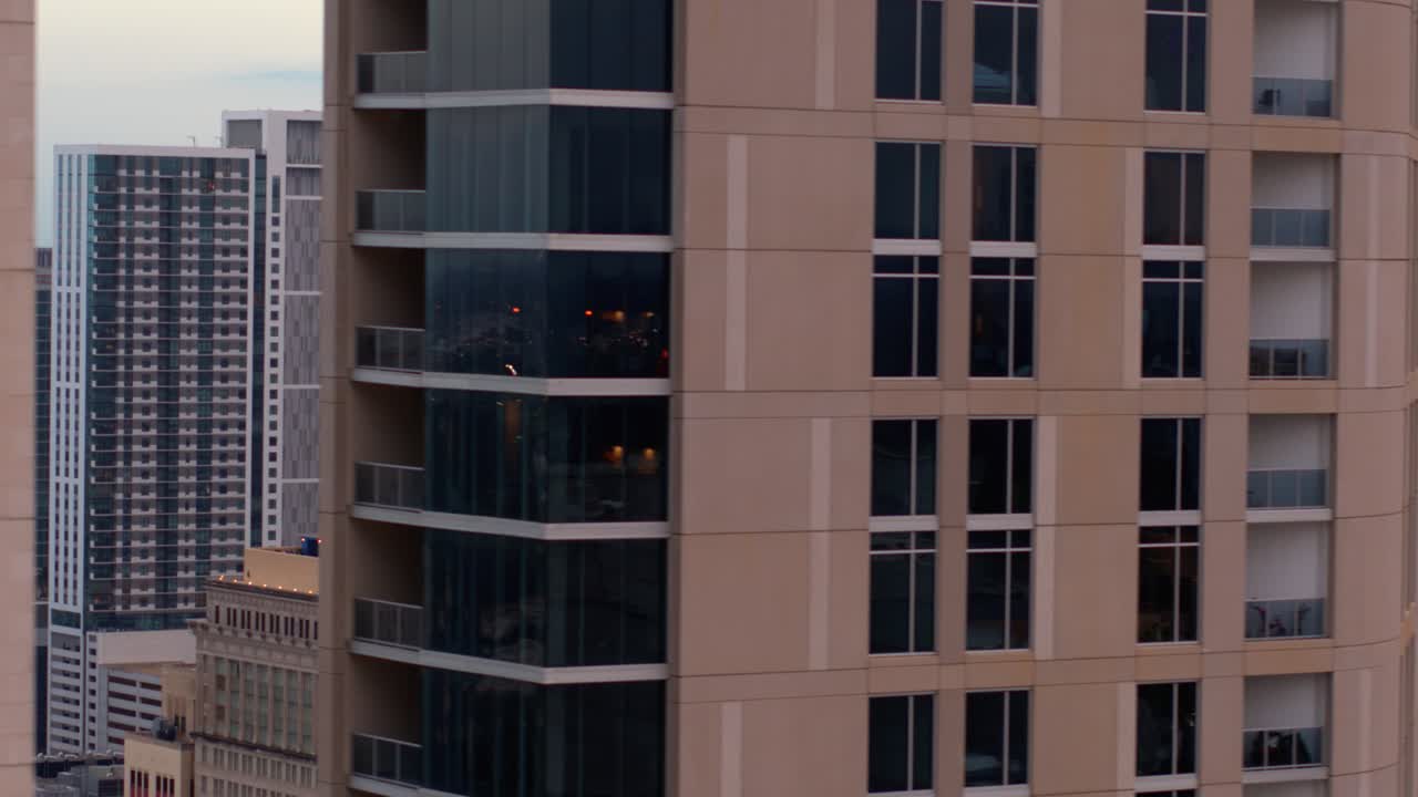 vista aérea de cerca de los edificios altos en el centro de houston, texas