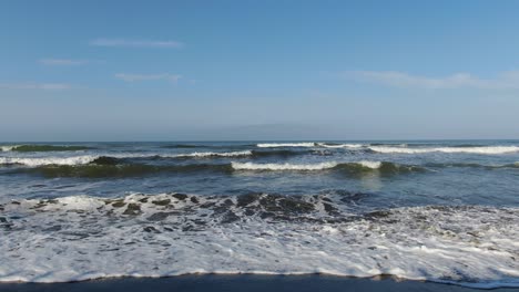 tomando olas en una playa en mexico