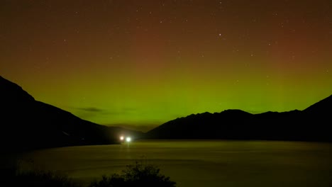 Ein-Wunderschöner-Aurora-Zeitraffer,-Der-In-Einer-Ruhigen-Nacht-Erstellt-Wurde-Und-Sich-Vor-Der-Atemberaubenden-Bergkulisse-Von-Queenstown,-Neuseeland,-Befindet