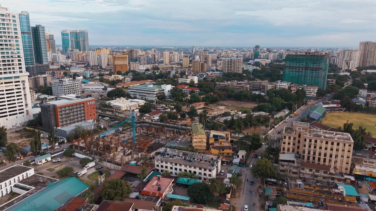 Vista aerea di Dar es Salaam che mostra il suo skyline costiero, l'espansione urbana e la vivace struttura della città.