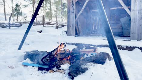 una acogedora fogata durante un viaje de esquí en la hermosa naturaleza noruega