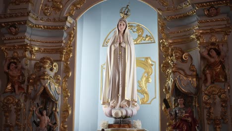 sanctuaire d'église élégant avec la vierge marie entouré de sculptures dorées