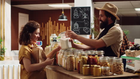 El-Tendero-De-La-Tienda-De-Comestibles-Ayuda-Al-Cliente.