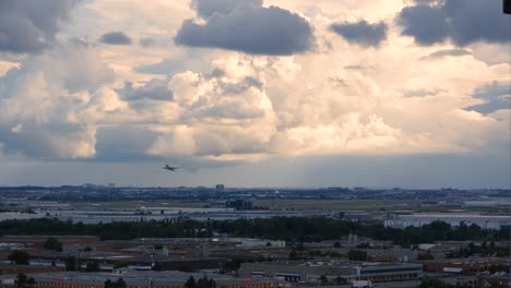 Weitwinkelaufnahme-Eines-Flugzeugstarts-Am-Internationalen-Flughafen-Von-Toronto-Mit-Durch-Die-Wolken-Scheinender-Sonne
