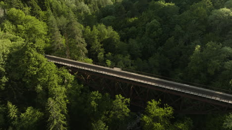 Fliegen-In-Richtung-Eiffelbrücke,-Einer-Schmalspurbahn-Des-Borjomi-Bakuriani-Tals-In-Georgien