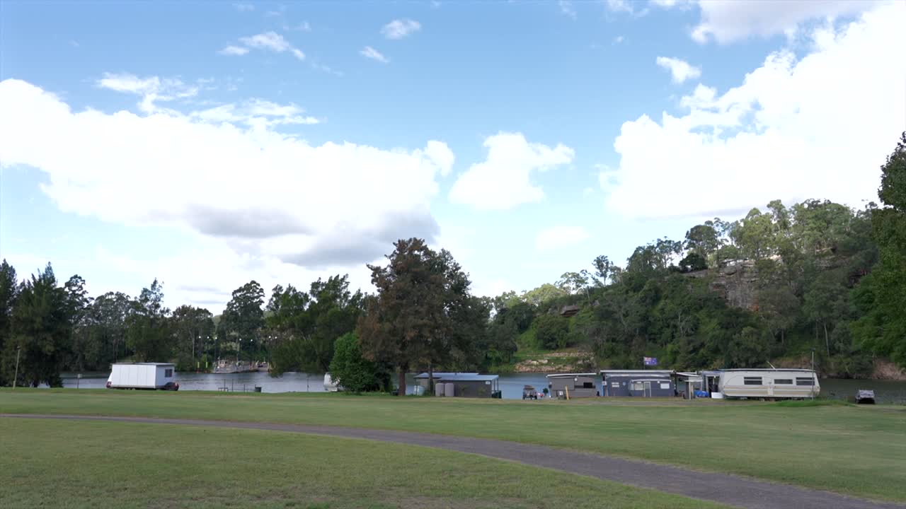 Inquadratura ampia di un campeggio situato vicino al fiume Hawkesbury, Nuovo Galles del Sud.