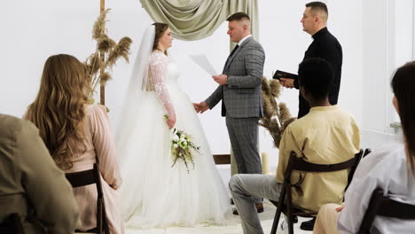 pareja en el altar