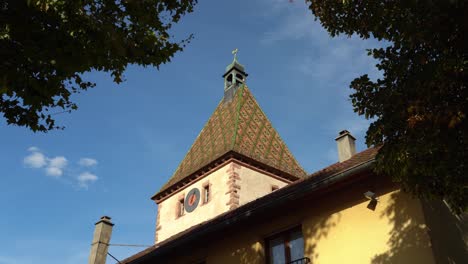 hermoso techo de la iglesia de bergheim en un día soleado y despejado