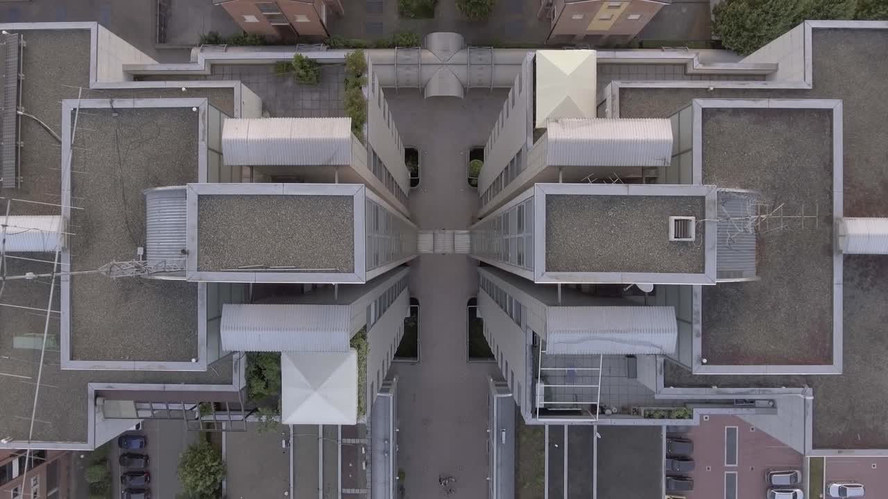 drone vuela cerca de dos rascacielos