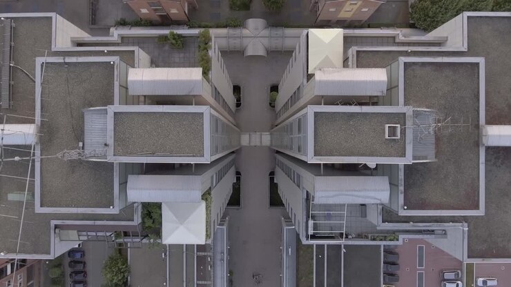 Drone voando perto de dois arranha-céus