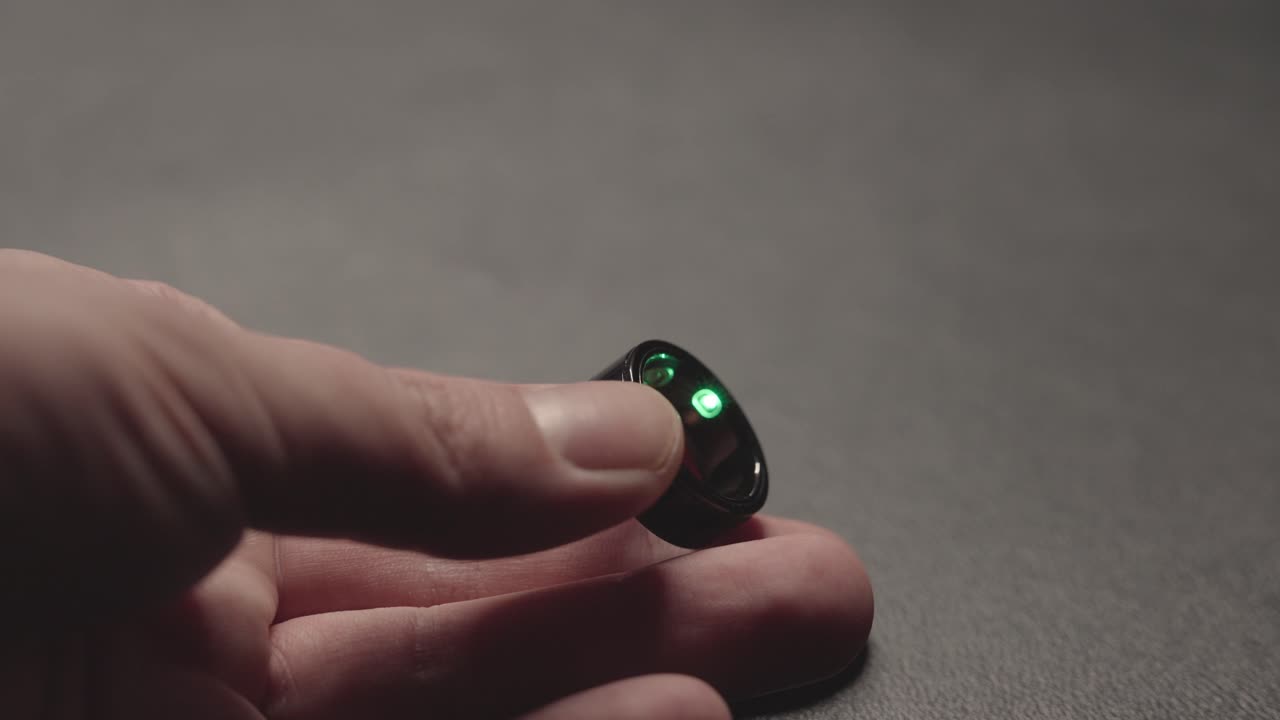 Smart ring flashes a green light that measures heart rate and blood oxygenation. Vital signs monitoring technology