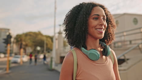 Mujer-Negra,-Feliz-Y-Al-Aire-Libre-Caminando