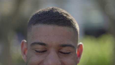 Primer-Plano-De-Ojos-Masculinos-Jóvenes-En-El-Parque-Mirando-A-La-Cámara,-Sonriendo