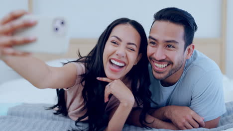 Couple-in-bedroom,-selfie-and-smile-for-social