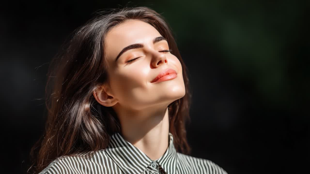 Un momento di serenità nella luce naturale: catturare la gioia e la tranquillità di una giovane donna che accoglie il sole con un dolce sorriso e lunghi e bellissimi capelli