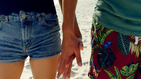 Pareja-Tomados-De-La-Mano-En-La-Playa-4k