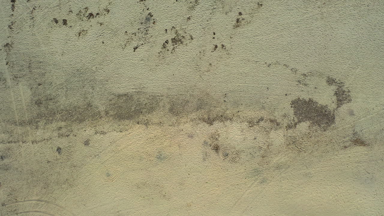 drone disparado desde arriba sobre la playa y el mar de carmel sunset, en el soleado monterey, estados unidos