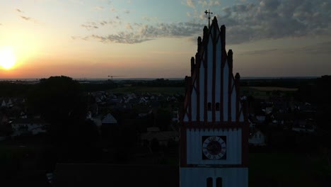 fondo de la hora dorada iluminando la aguja y el reloj de la iglesia