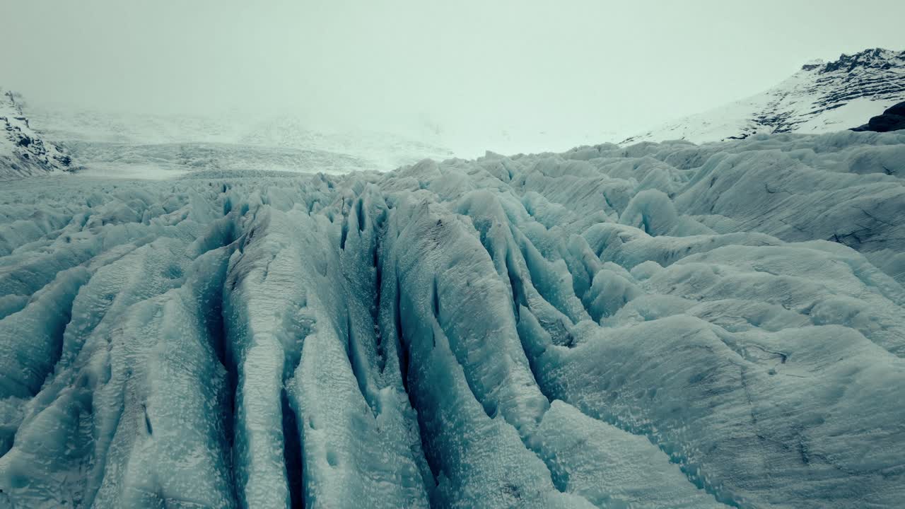 Veduta aerea di un enorme ghiacciaio con profondi crepacci