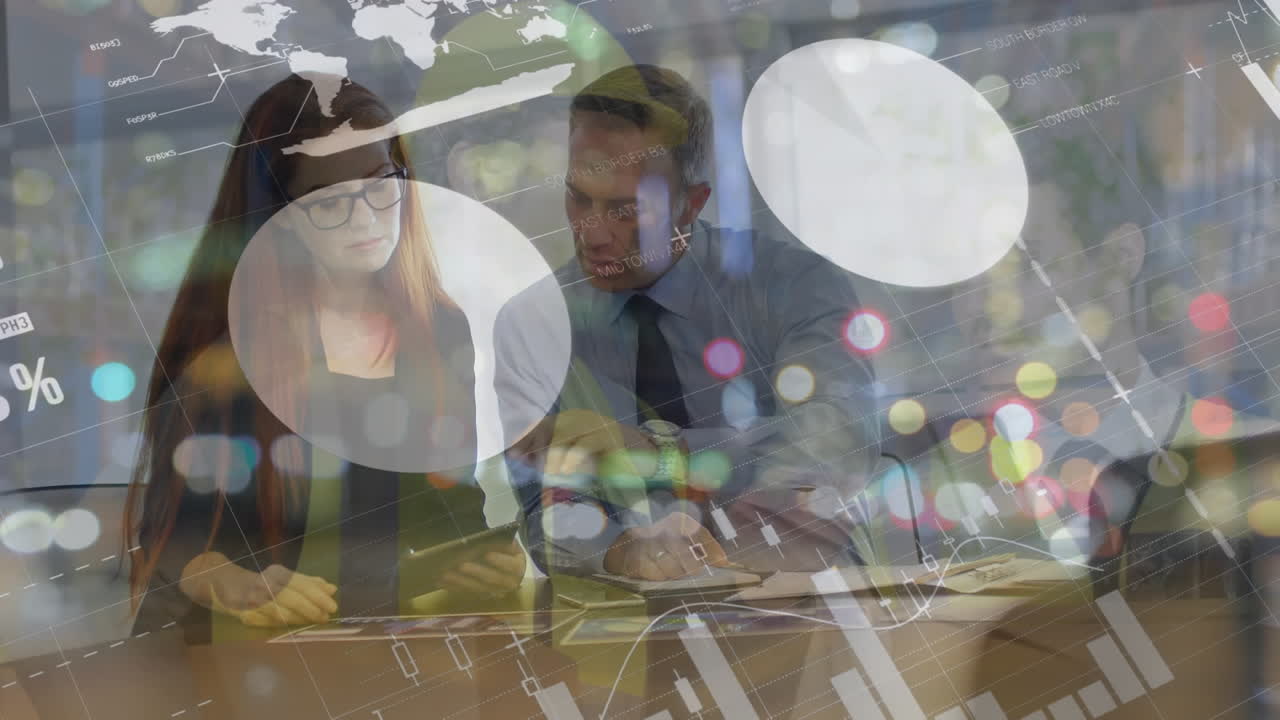 태블릿을 사용하는 백인 사업가들에 대한 애니메이션 통계 및 금융 데이터 처리