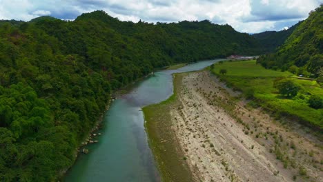 Antena-Sobre-Aguas-Esmeralda-Del-Río-Daywan-Con-Bosque-Tropical-A-Lo-Largo-De-La-Orilla-Del-Río