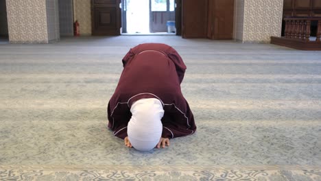 girl making prostration