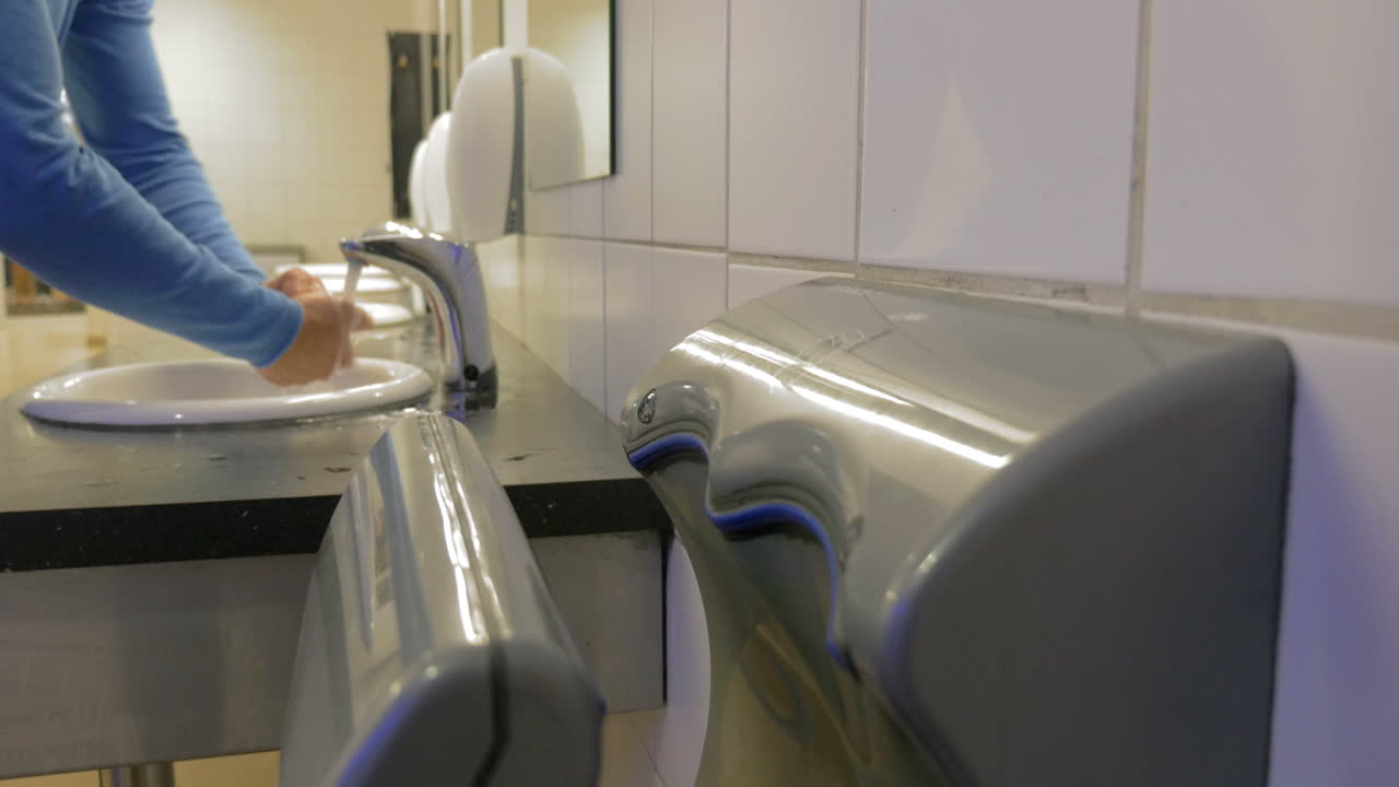 공중 화장실에서 손을 고 건조합니다.