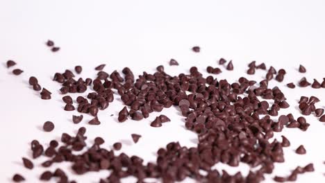 trozos de chocolate que caen y se dispersan en la superficie