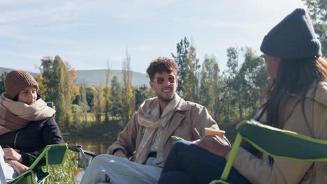 hablando, campistas o amigos en la naturaleza para relajarse