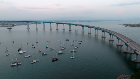 Largo-Puente-Curvo-Entre-San-Diego-Y-La-Isla-Coronado-Sobre-La-Bahía-De-San-Diego