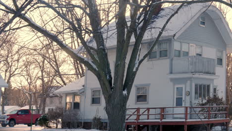 Roter-Pickup-Vor-Dem-Landhaus-Mit-Wintersonnenuntergang-Geparkt