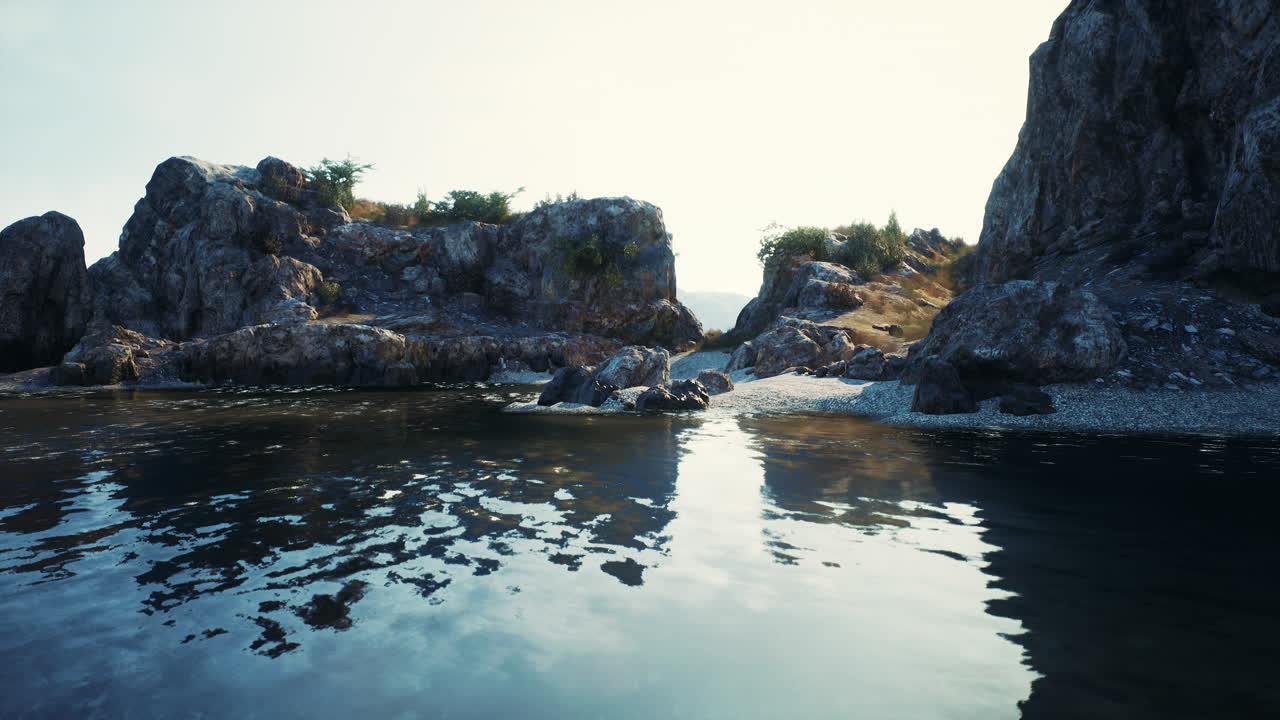 orilla rocosa y tranquila