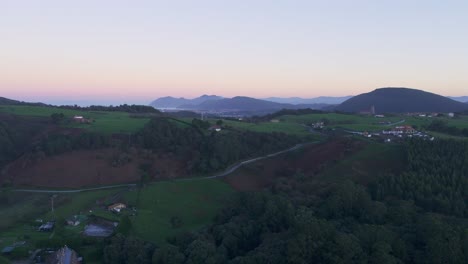 Dunkle,-Stimmungsvolle-Spanische-Landschaft-Mit-Sonnenuntergang-über-Dem-Fernen-Biskaya-Luftbild