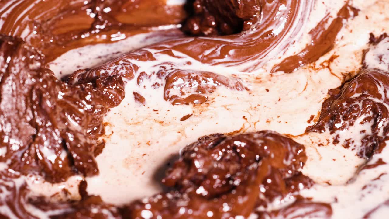초콜릿과 우유가 부드러운 혼합물로 혼합됩니다.