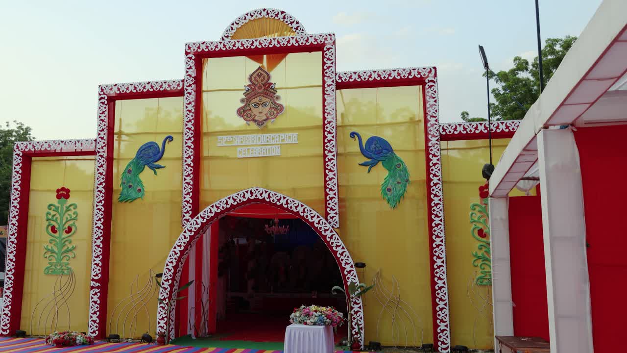 Luogo festivo del Dussehra con struttura temporanea artistica alla luce del giorno