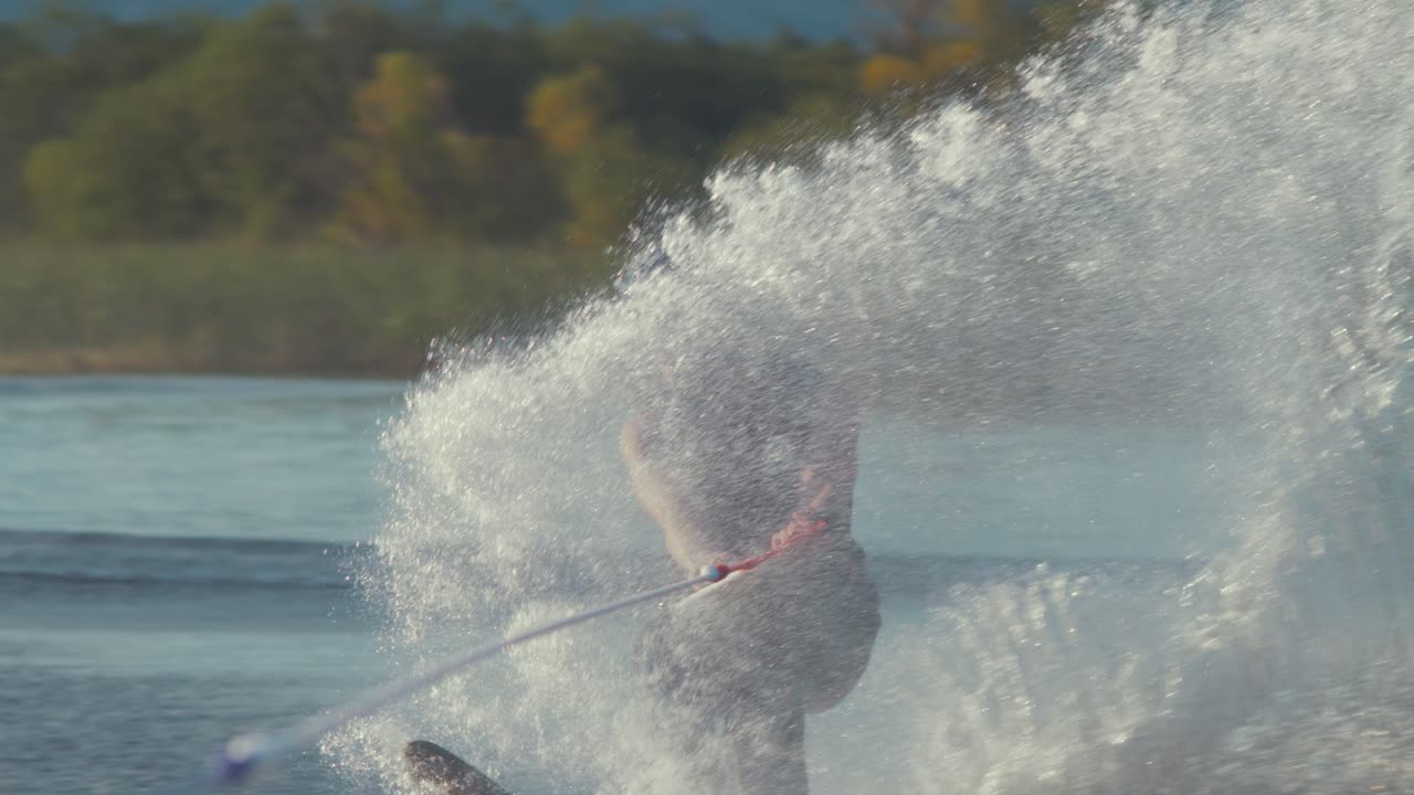 맞는 젊은 선수 슬라롬 스키 낮은 회전
