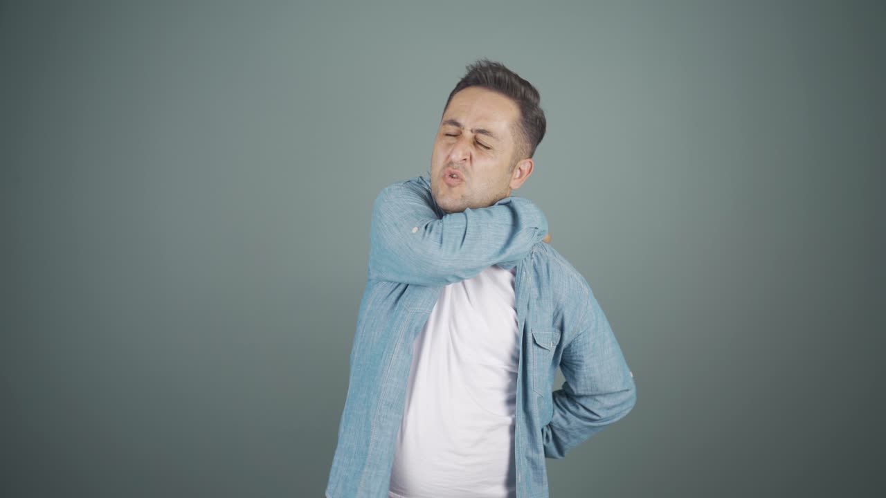 el hombre que mira a la cámara tiene picazón.