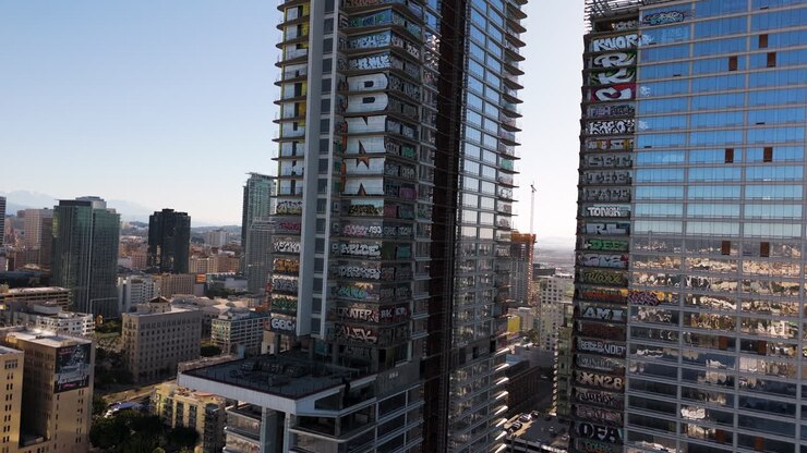 Vista aérea de arranha-céus em Los Angeles com grafites cobrindo os edifícios.