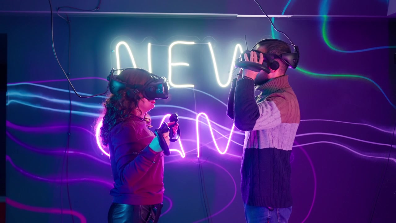 Pasangan Memakai Headset VR di Ruangan Gaming Berlampu Neon