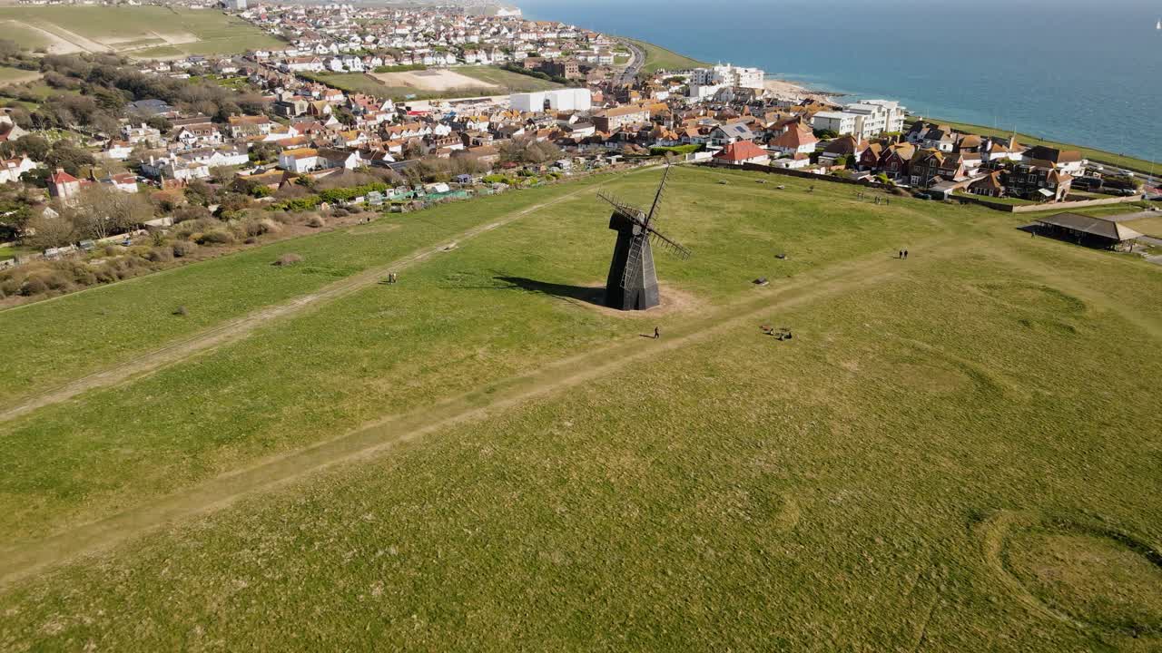 знаменитая ветряная мельница beacon mill в ротингдине, брайтон, великобритания - аэрофотосъемка