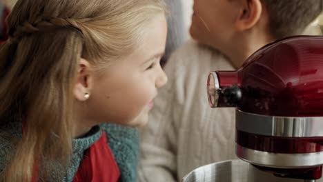 Video-Von-Kindern,-Die-Während-Der-Arbeit-In-Die-Schüssel-Eines-Elektromixers-Schauen