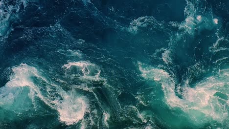 las olas de agua del río y el mar se encuentran durante la marea alta y la marea baja.