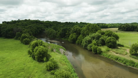 Verdurous-Nature-With-Tranquil-River-Near-Oronoco-In-Olmsted-County,-Minnesota,-United-States