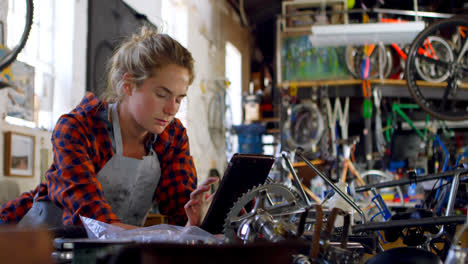 mujer usando una tableta digital en el taller 4k