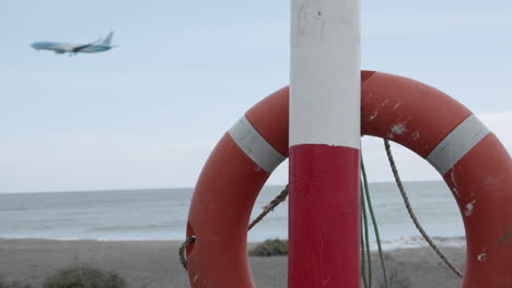 Rettungsring-An-Einem-Einsamen-Strand